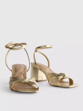 Sandalen met hakken en gedraaid detail
