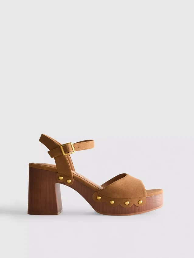 Sandalen met hakken en studs van imitatiesuède
