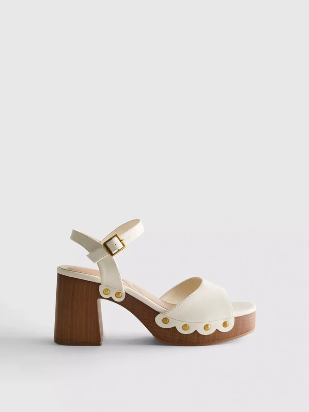 Sandalen met hakken en studs van imitatiesuède