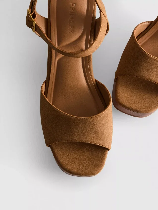 Sandalen met hakken en studs van imitatiesuède