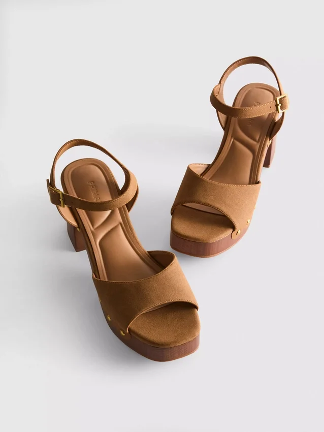 Sandalen met hakken en studs van imitatiesuède