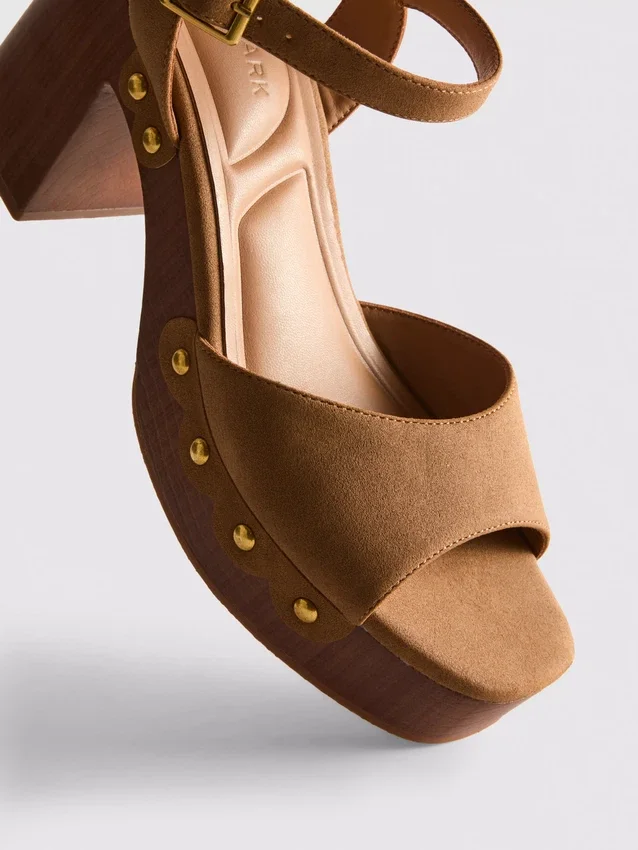 Sandalen met hakken en studs van imitatiesuède