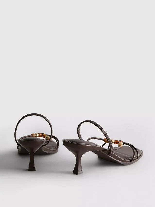 Sandalen met kralen en lage hakken
