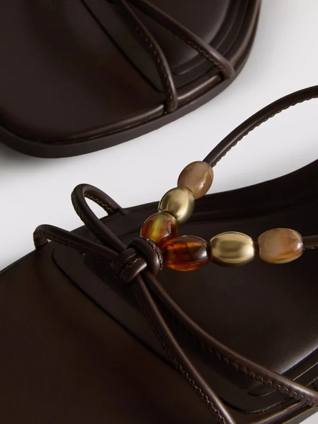 Sandalen met kralen en lage hakken