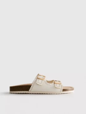 Sandalen met lasergesneden details op het voetbed