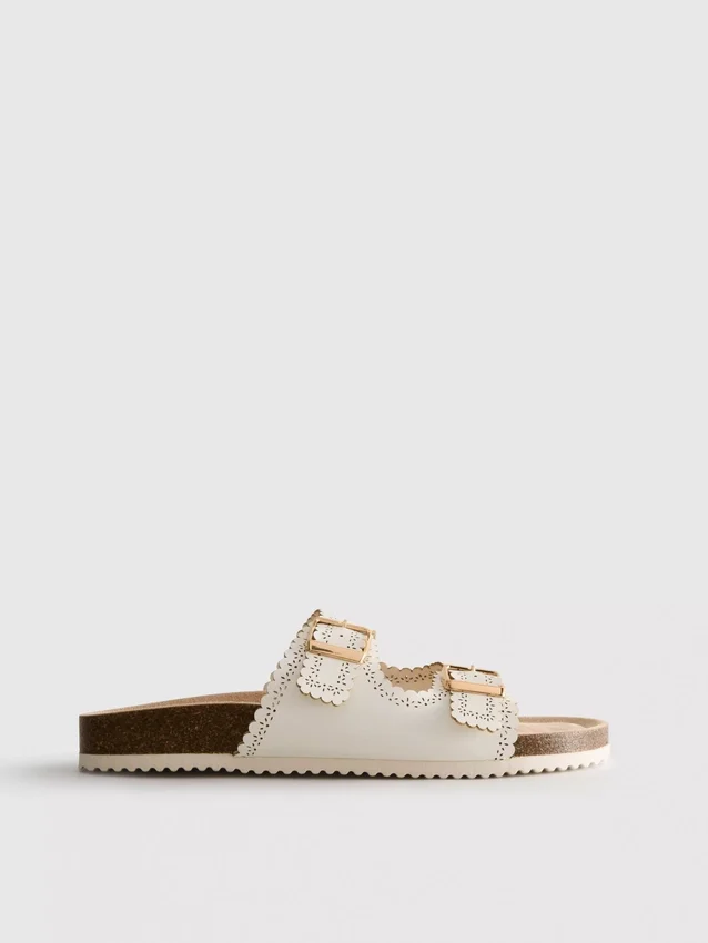 Sandalen met lasergesneden details op het voetbed
