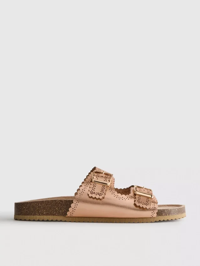 Sandalen met lasergesneden details op het voetbed
