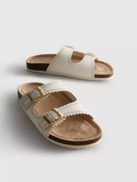 Sandalen met lasergesneden details op het voetbed