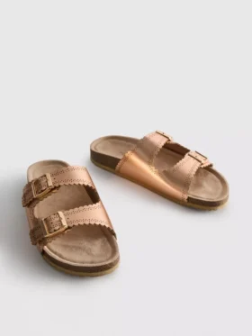 Sandalen met lasergesneden details op het voetbed