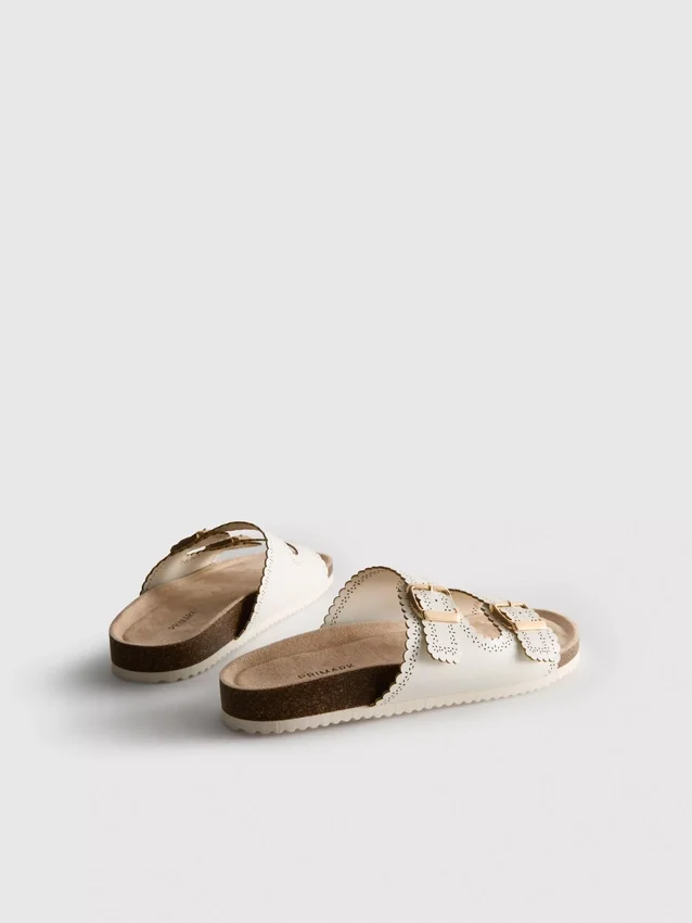Sandalen met lasergesneden details op het voetbed