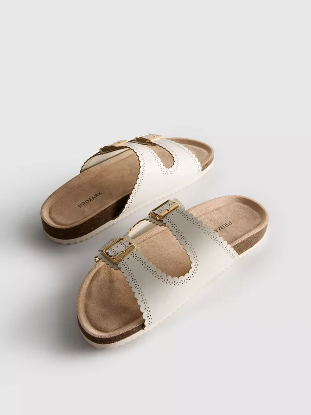 Sandalen met lasergesneden details op het voetbed