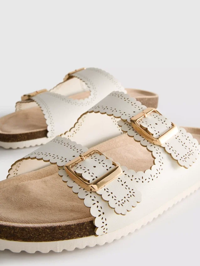 Sandalen met lasergesneden details op het voetbed