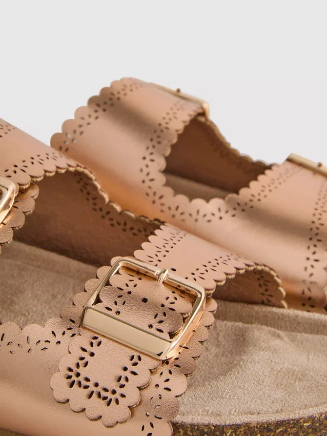 Sandalen met lasergesneden details op het voetbed
