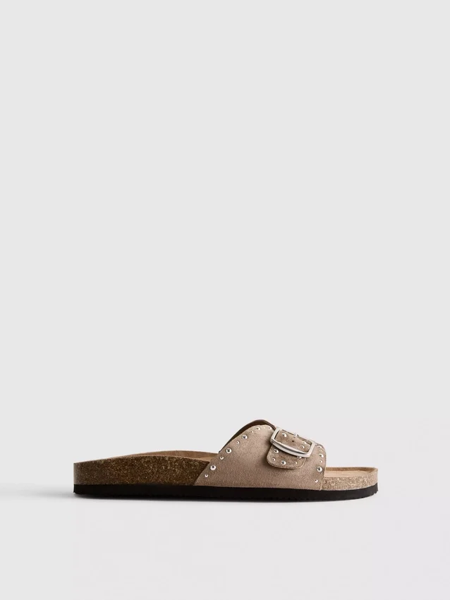 Sandalen met één bandje en studs op het voetbed