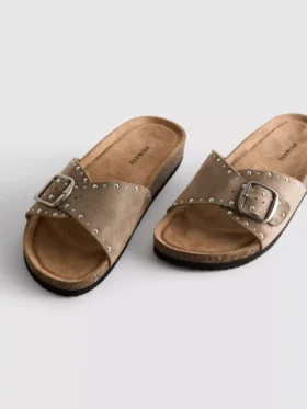 Sandalen met één bandje en studs op het voetbed