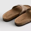 Sandalen met één bandje en studs op het voetbed