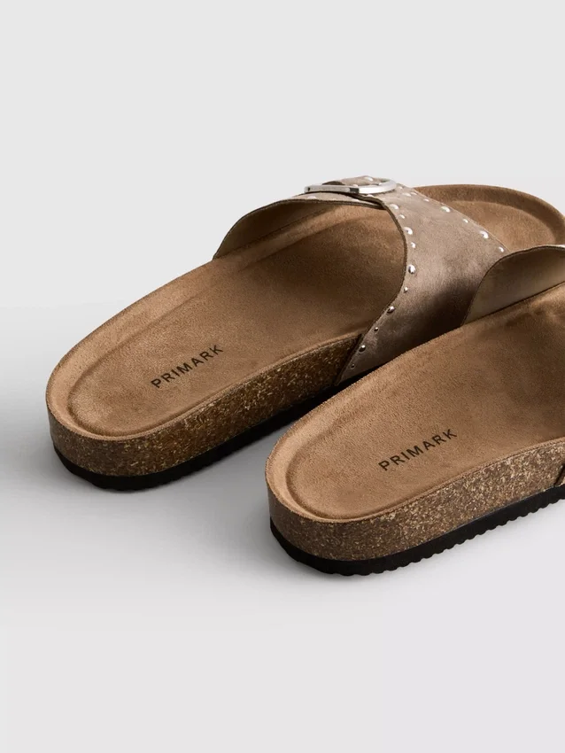 Sandalen met één bandje en studs op het voetbed