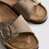 Sandalen met één bandje en studs op het voetbed