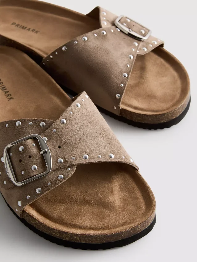 Sandalen met één bandje en studs op het voetbed