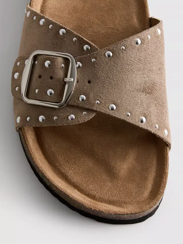 Sandalen met één bandje en studs op het voetbed