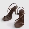 Sandalen met nauwelijks zichtbare hakken