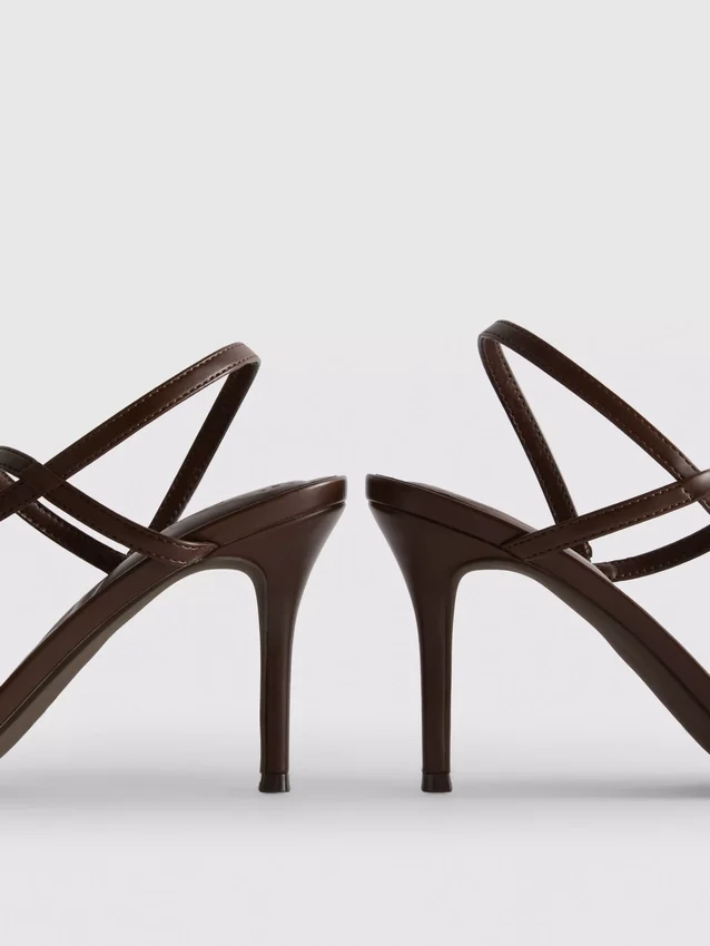 Sandalen met nauwelijks zichtbare hakken
