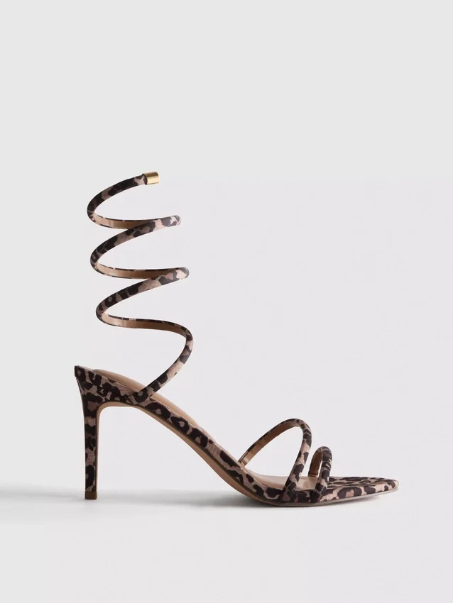 Sandalen met spiraalvormige hakken en luipaardprint