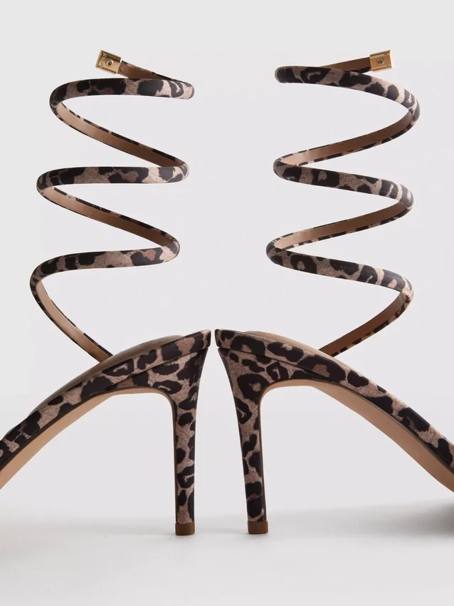 Sandalen met spiraalvormige hakken en luipaardprint