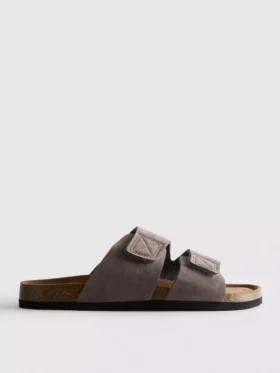 Sandalen met twee bandjes en een dikke zool