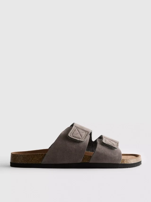 Sandalen met twee bandjes en een dikke zool