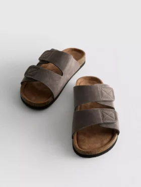 Sandalen met twee bandjes en een dikke zool