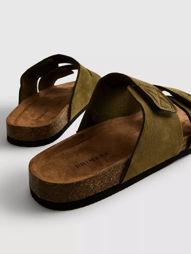 Sandalen met twee bandjes en een dikke zool