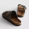 Sandalen met twee bandjes en een dikke zool