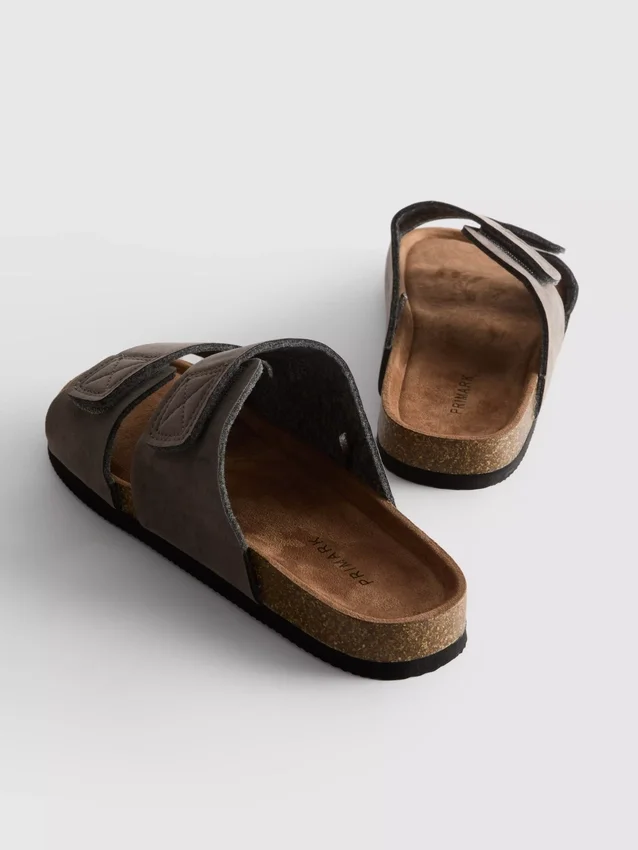 Sandalen met twee bandjes en een dikke zool