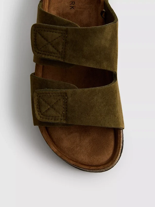 Sandalen met twee bandjes en een dikke zool