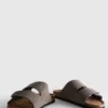 Sandalen met twee bandjes en een dikke zool