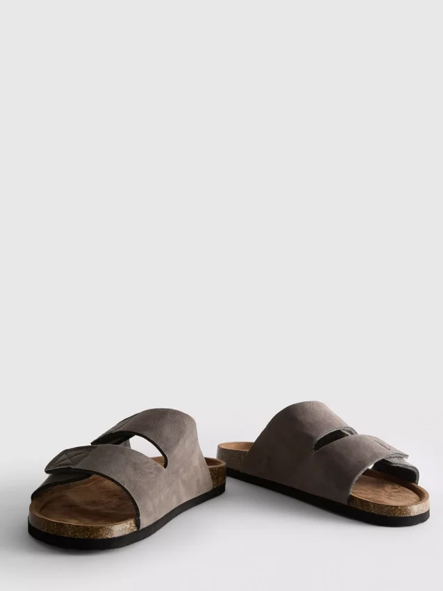 Sandalen met twee bandjes en een dikke zool
