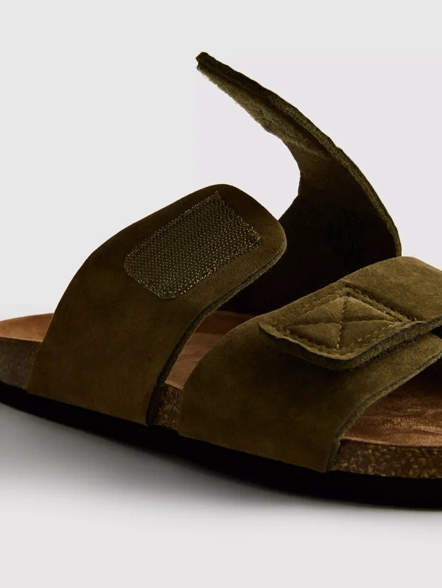 Sandalen met twee bandjes en een dikke zool