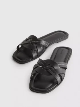 Sandalen van geweven kunstleer