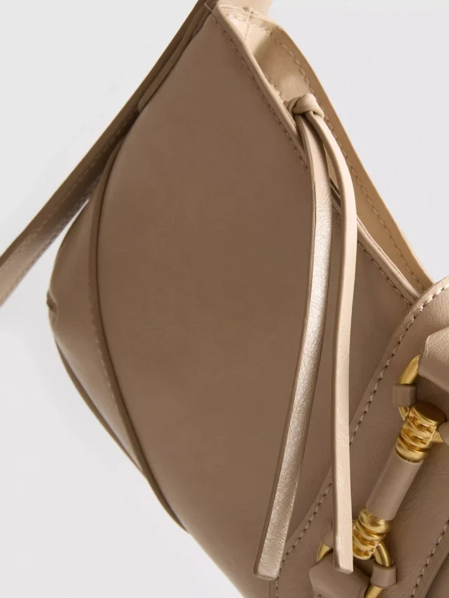 Schoudertas met metalen details