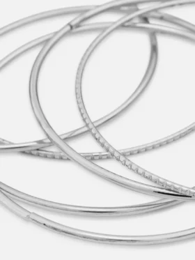 Set van 6 gepolijste metalen armbanden