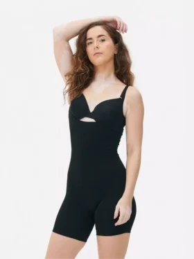 Shapewear-bodysuit met open decolleté tot halverwege het bovenbeen