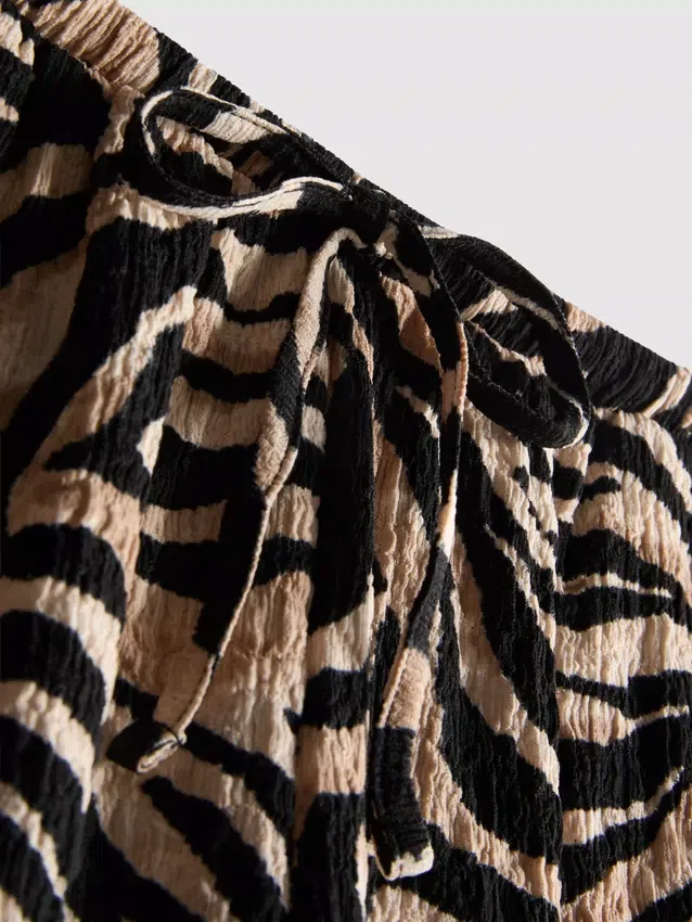 Shorts met print en gekreukelde textuur