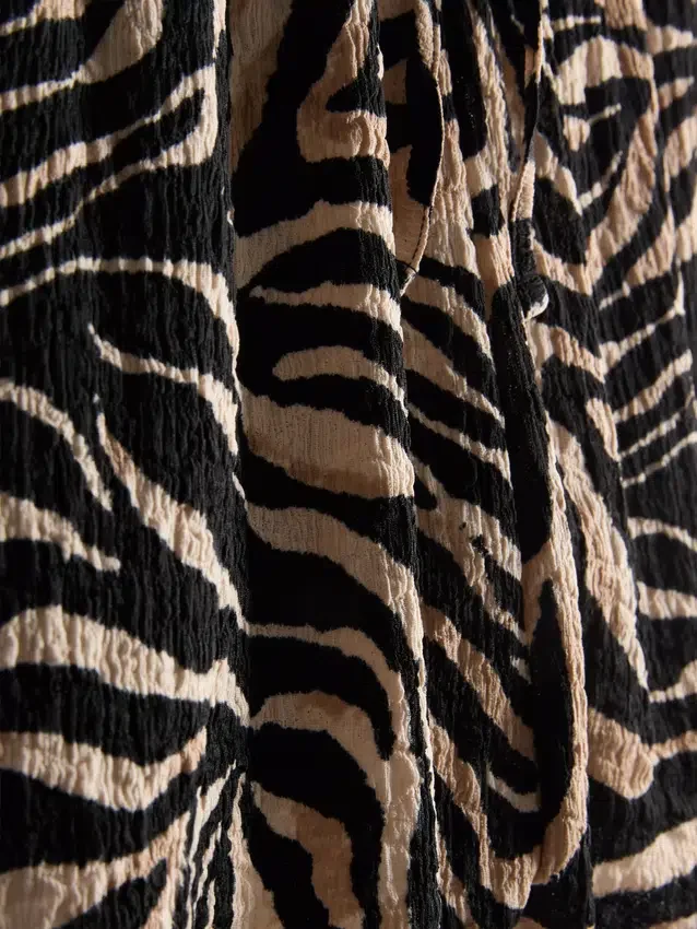 Shorts met print en gekreukelde textuur