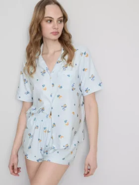 Shorty-pyjama’s in boyfriend-stijl met ontbijtprint