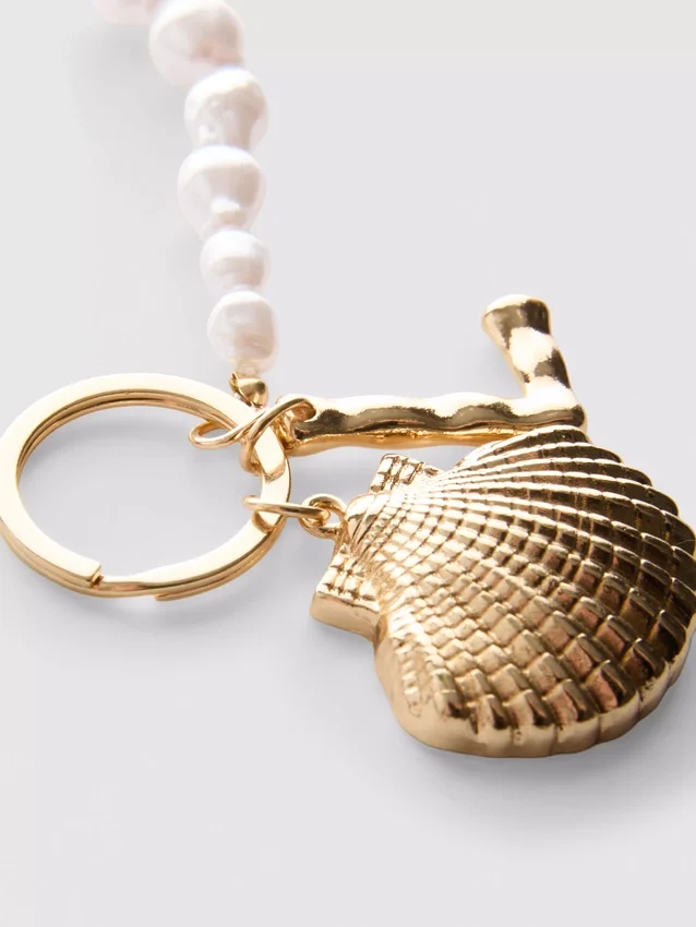 Sleutelhanger met schelpbedeltje met initiaal
