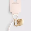 Sleutelhanger met schelpbedeltje met initiaal