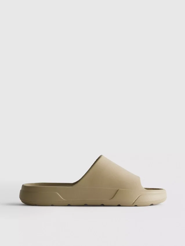 Slippers met dikke zool