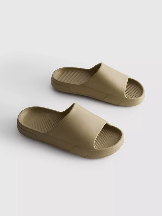 Slippers met dikke zool