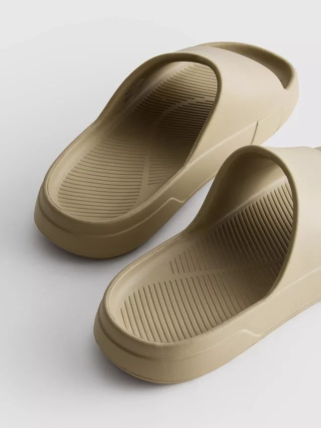 Slippers met dikke zool